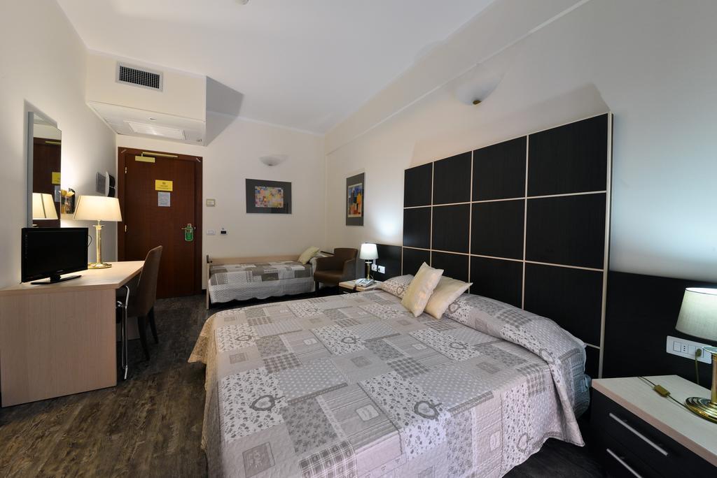 Hotel Ferrari Кьявари Экстерьер фото