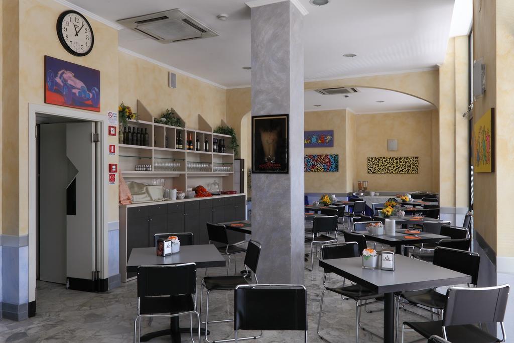 Hotel Ferrari Кьявари Экстерьер фото