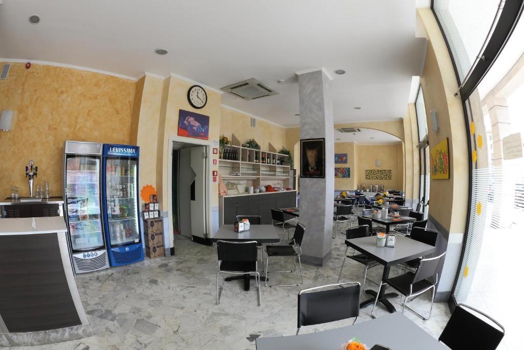 Hotel Ferrari Кьявари Экстерьер фото