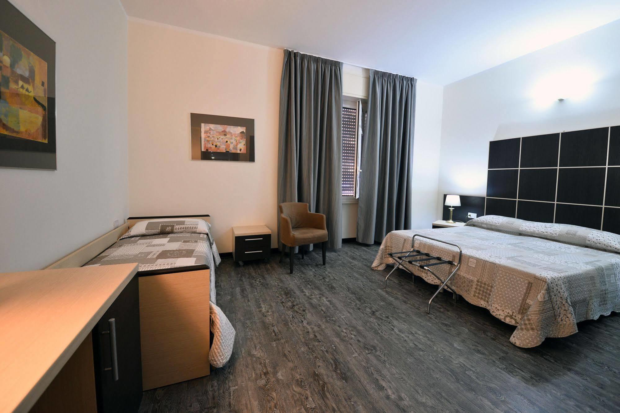 Hotel Ferrari Кьявари Экстерьер фото