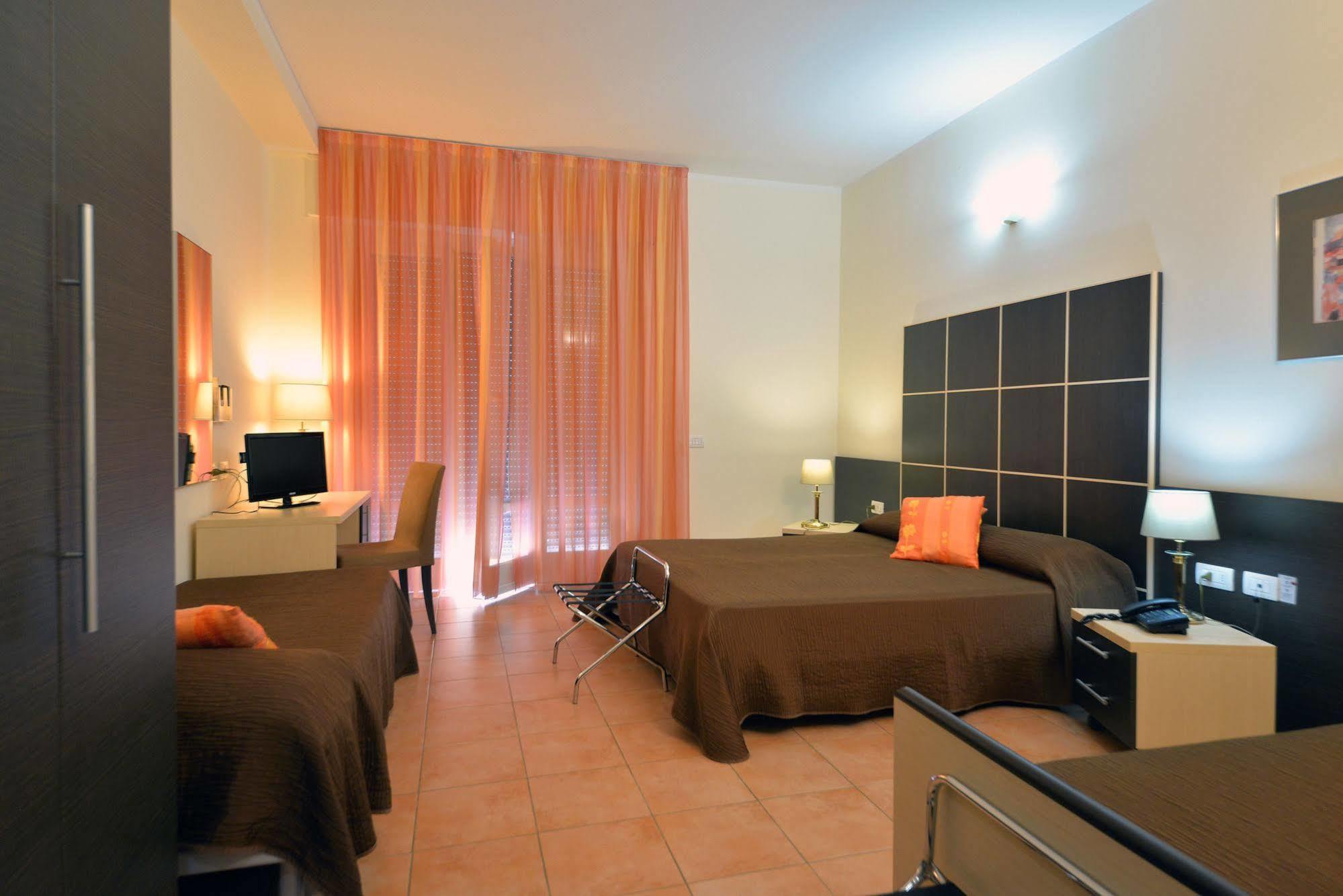 Hotel Ferrari Кьявари Экстерьер фото