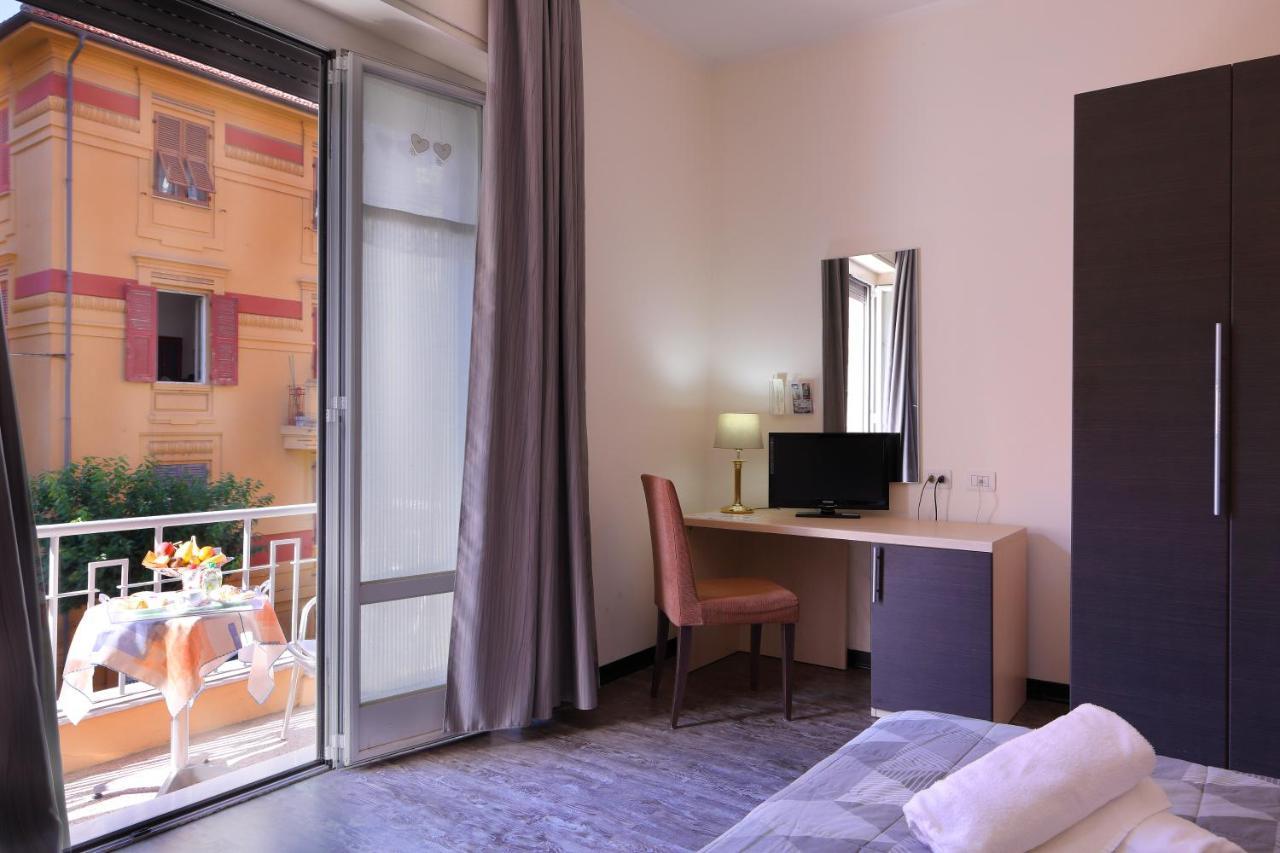 Hotel Ferrari Кьявари Экстерьер фото
