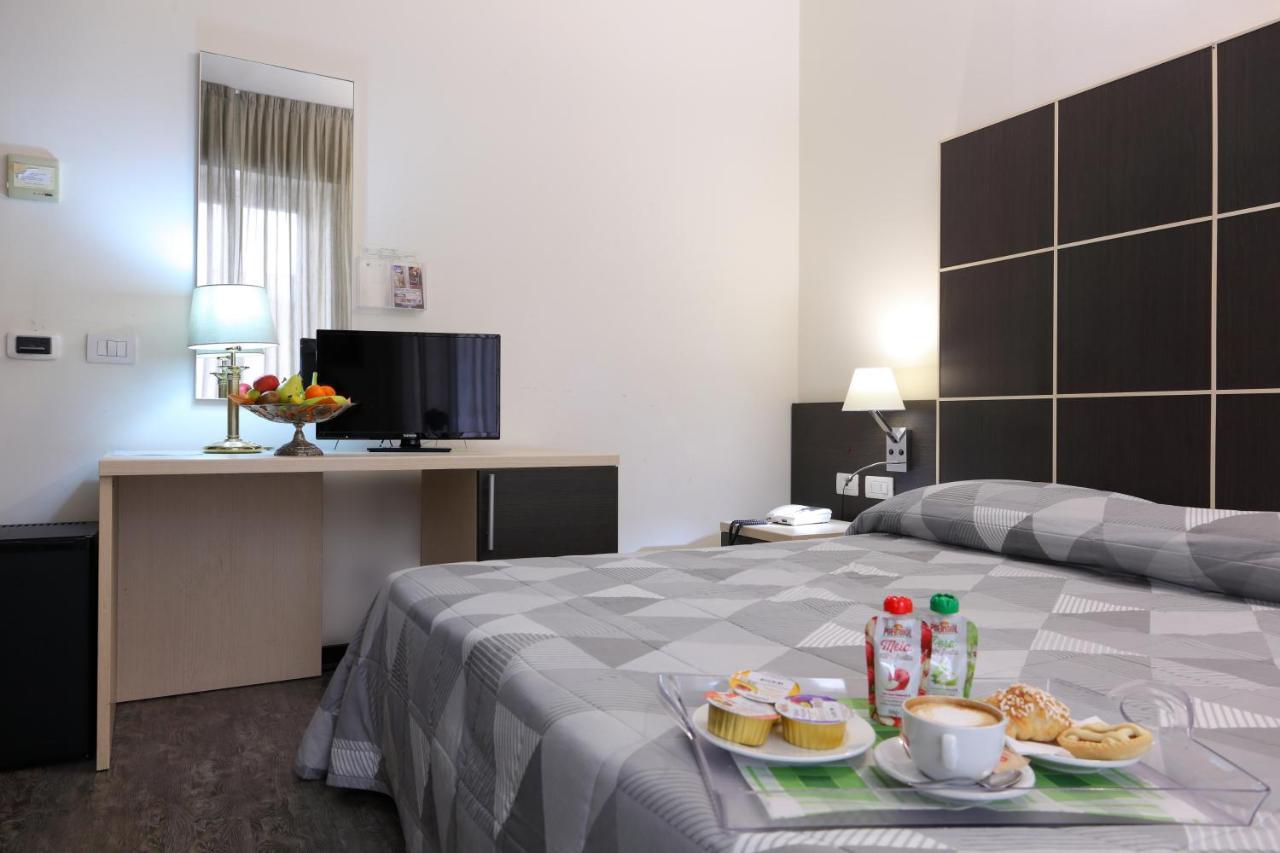 Hotel Ferrari Кьявари Экстерьер фото
